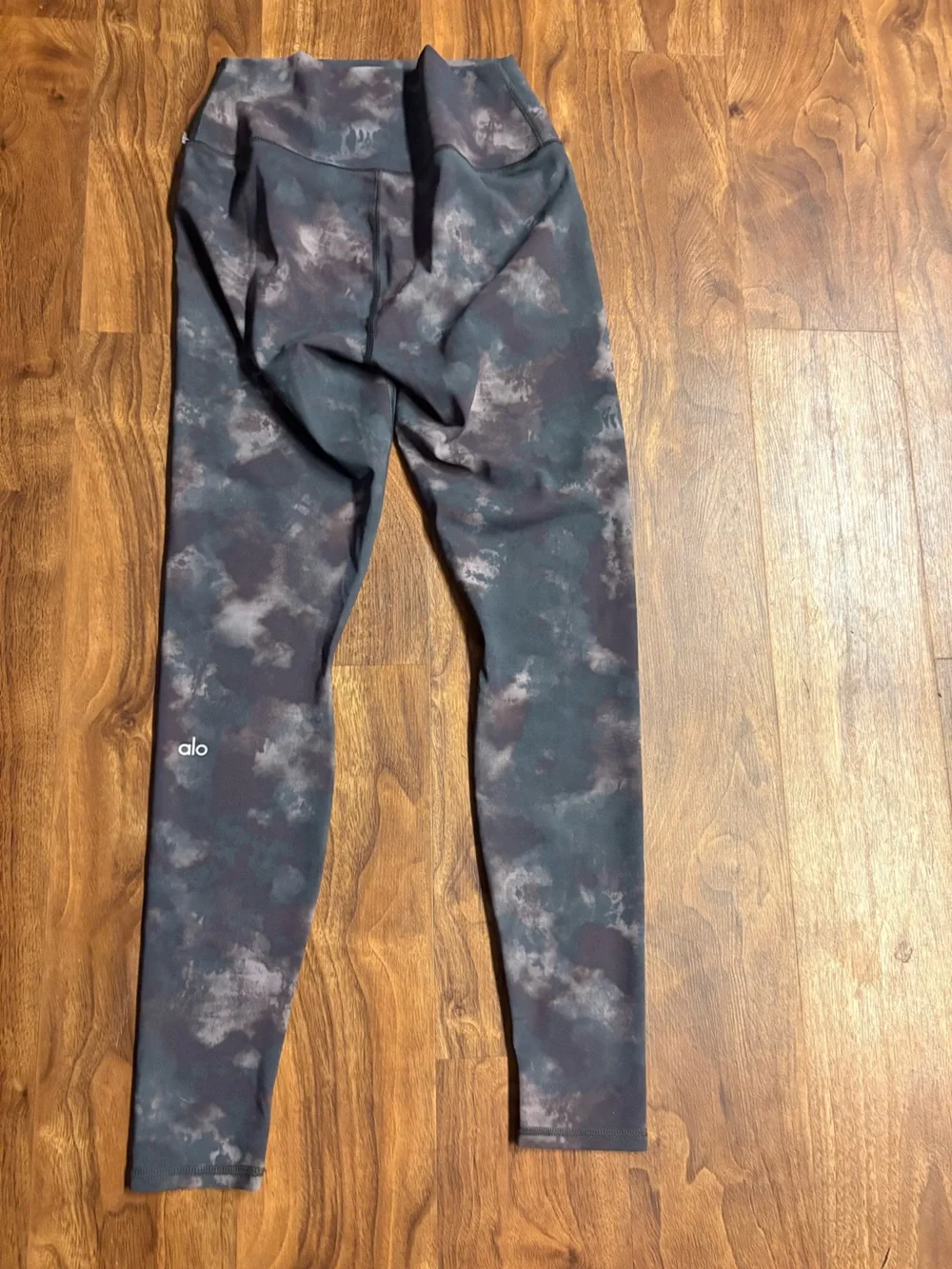 ALO Yoga Marble-Effect High-Rise Leggings in Black and Gray